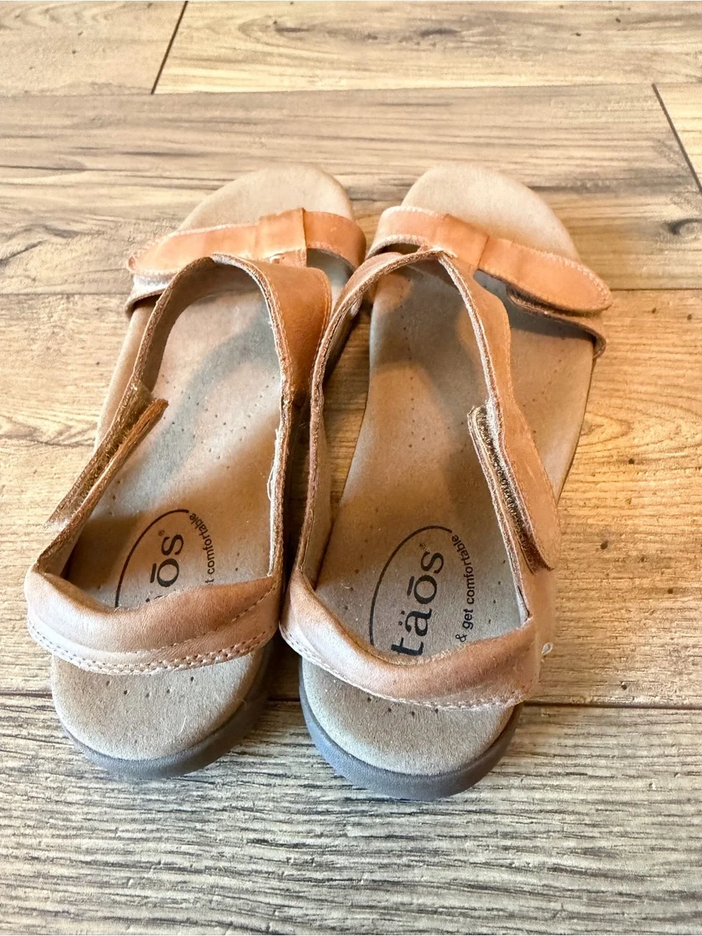 Taos The Show Leather T-Strap Sandals Cognac Brown Comfort Velcro Womens 9 EUC